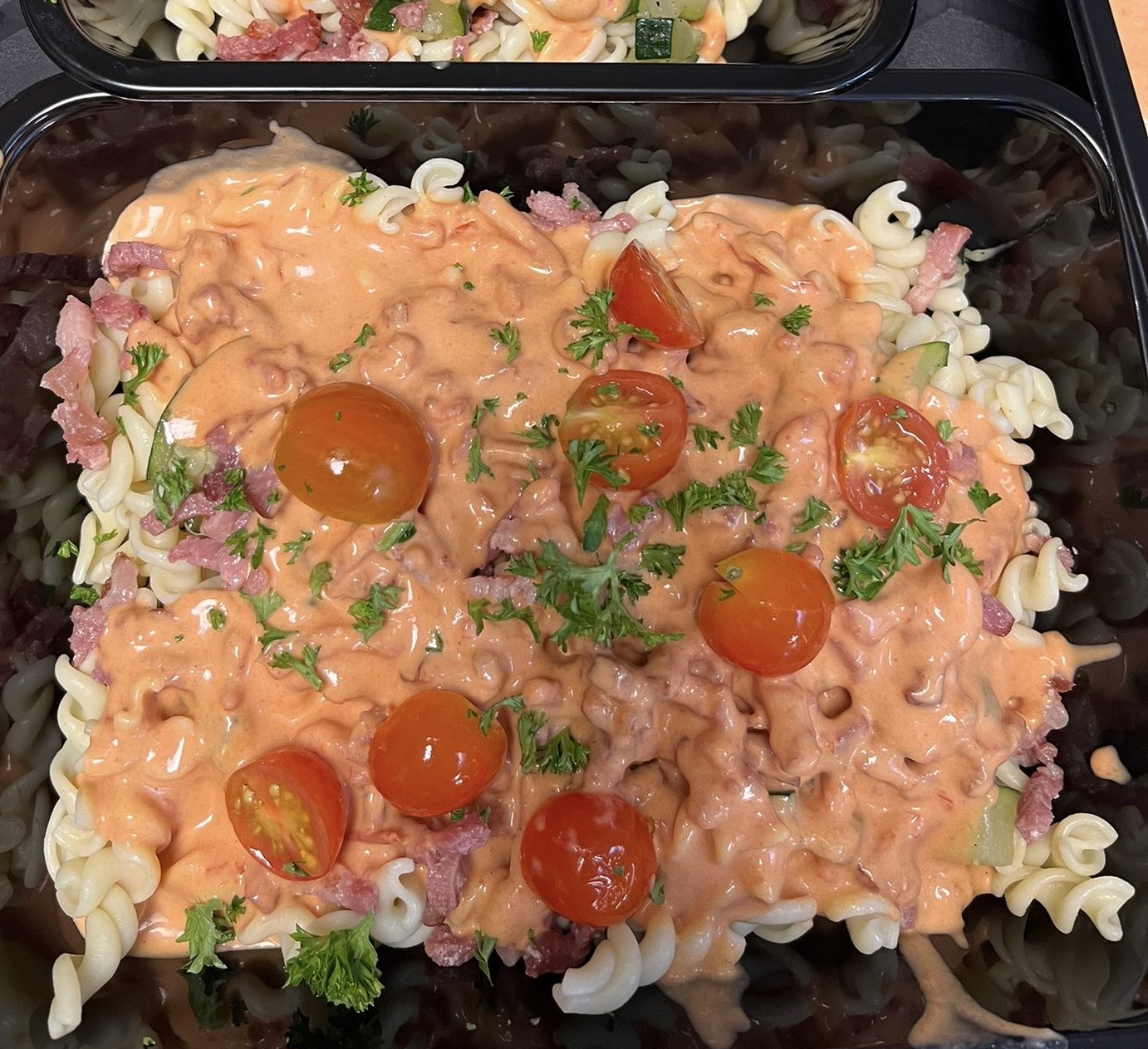 Pasta met trostomaat en courgette en spek in arrabiata saus