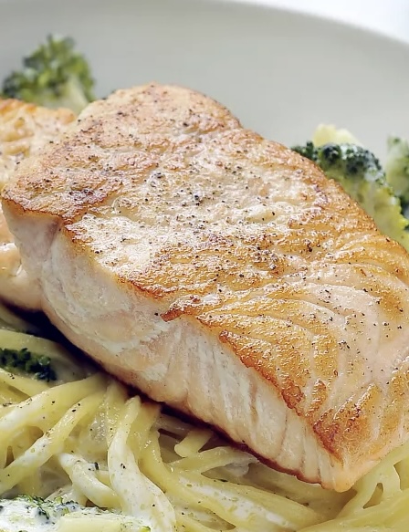 Pasta met gebakken zalm