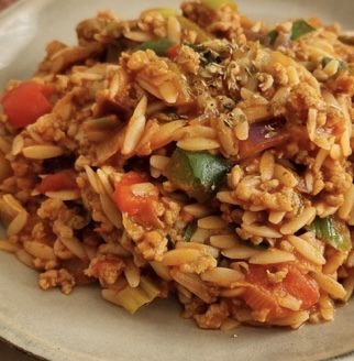 Griekse pasta met gehakt en kleine tomaatjes en courgette