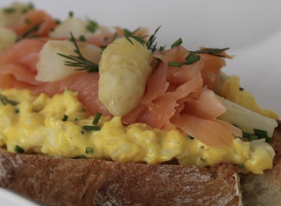Broodje eiersalade met zalm