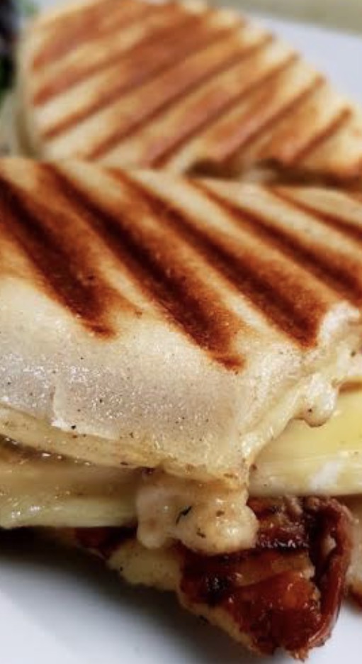 Panini brie gandaham pesto