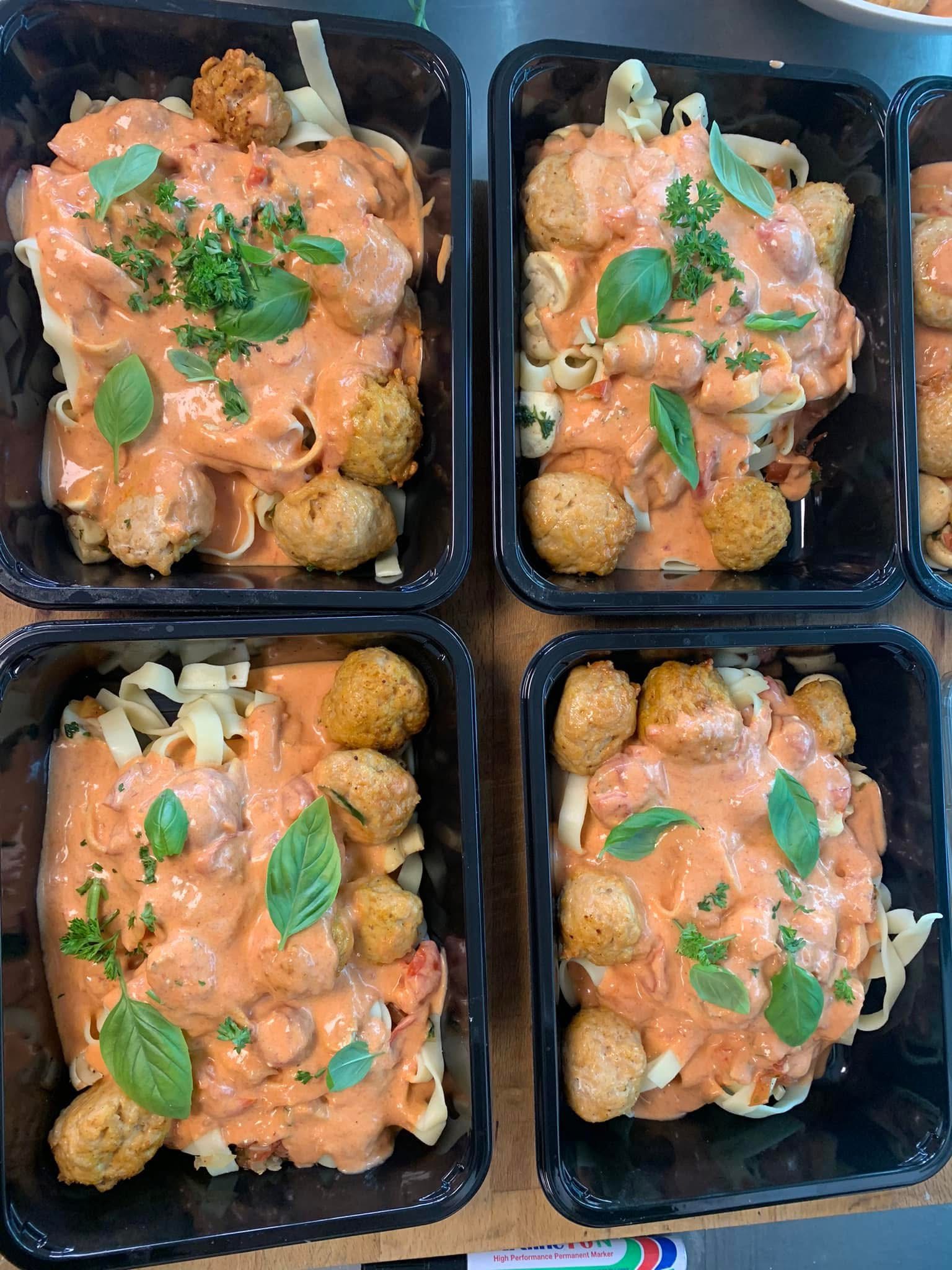 Pasta met gehaktballetjes in tomatensaus